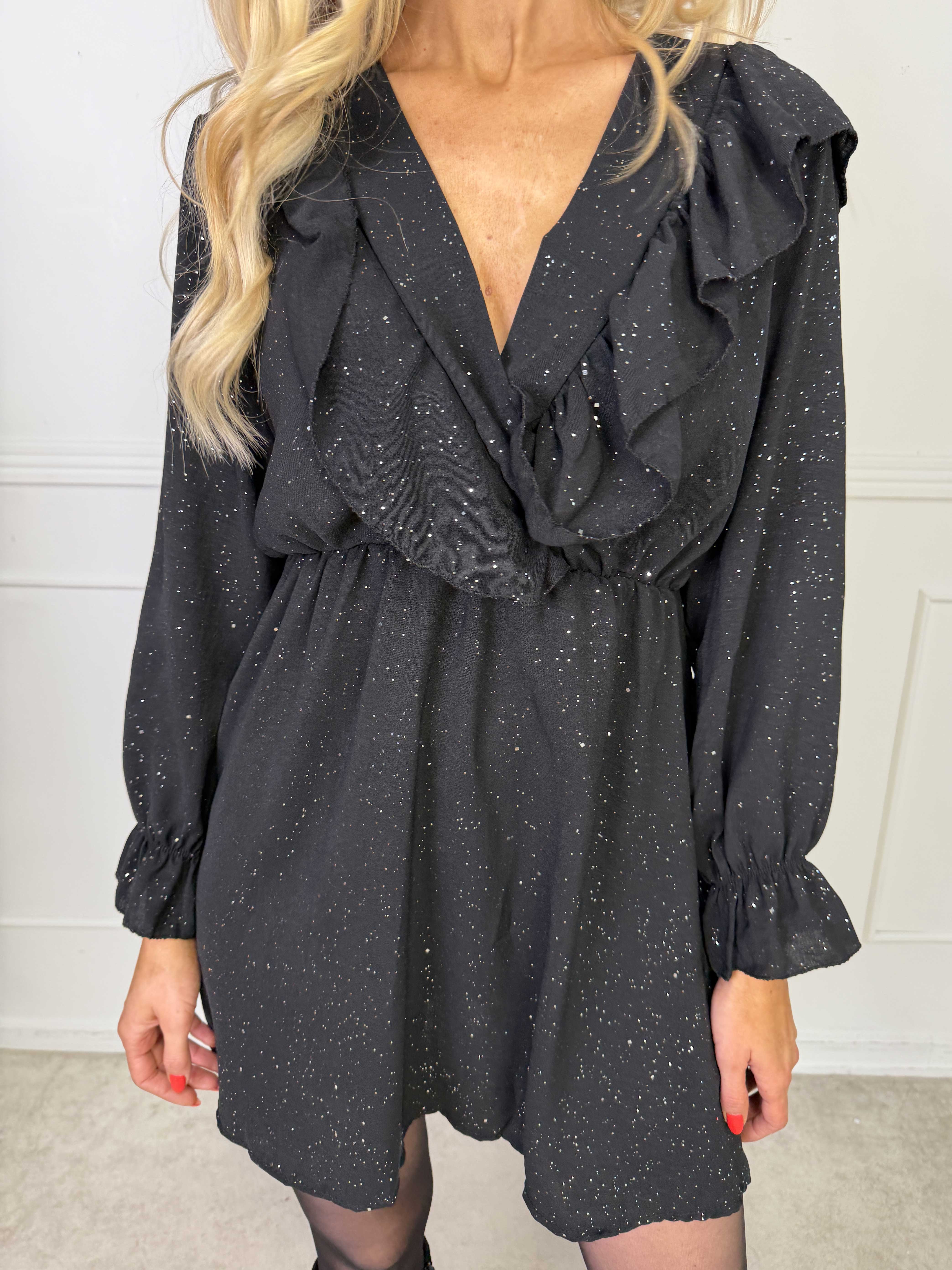 Gavy - Glittrende kjole med flæser